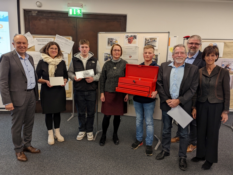 Für ihr außergewöhnliches Projekt zur Berufsorientierung von Landrat Christoph Rüther (links) und dem UGO-Vorsitzenden Thomas Koch (2. Reihe, rechts) mit dem ersten Platz ausgezeichnet wurde: die Profilschule Fürstenberg mit (2.v.l.) Schulleiterin Irmhild Jakobi-Reike, Schüler Patrik Dann, Lehrerin Cornelia Kriener-Wegener, Schüler Henry Peters, Ausbildungsaquisiteur des Kreises Paderborn, Friedrich Schäfers, und Laudatorin Petra Münstermann vom Bildungs- und Integrationszentrum des Kreises Paderborn. © Kreis Paderborn